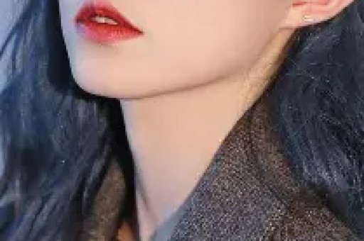 南通网友爆料：一车辆四脚朝天！围着一堆吃瓜群众……